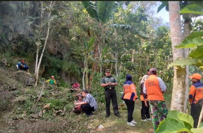 Pembersihan mulut luweng di Lingkungan Tameng, Kelurahan Girikikis, Kecamatan Giriwoyo, Jumat (16/6). (IWAN ADI LUHUNG/RADAR SOLO)