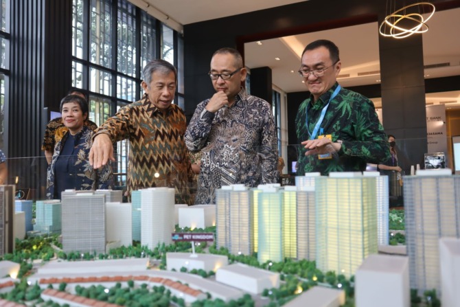 Direktur Utama J Trust Bank Ritsuo Fukadai (tenghah). Segmen corporate banking, commercial & SME, business linkage serta consumer menjadi penopang utama pertumbuhan kredit J Trust Bank. Ekspansi kredit J Trust Bank yang terbilang cukup agresif dilakukan s