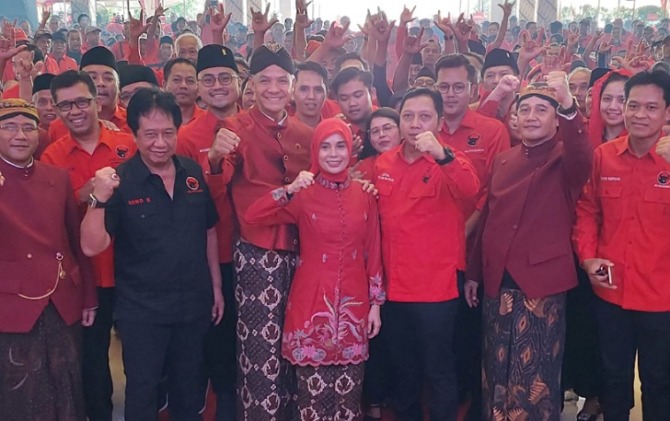 Capres PDIP Ganjar Pranowo bersama Ketua Dewan Pertimbangan DPC PDIP Boyolali Seno Kusumoharjo berserta pengurus dan kader PDIP saat kegiatan konsolidasi partai di Boyolali, Kamis (1/6). (RAGIL L/RADAR SOLO)