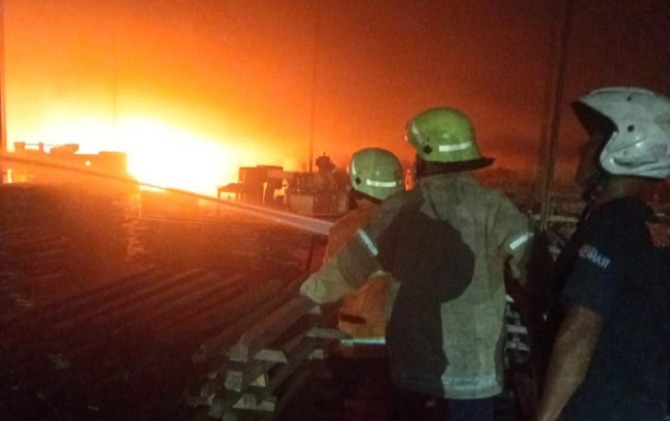 Petugas damkar berupaya memadamkan api yang membakar gudang pabrik pengolahan kayu di Desa Doyong, Kecamatan Miri, Jumat (9/6) malam.