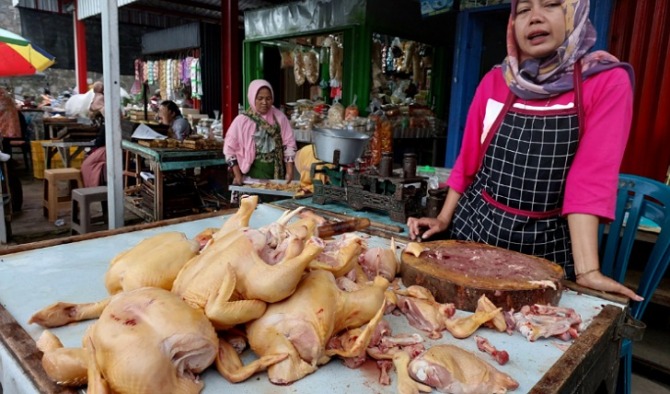 Penjual daging ayam Pasar Cepogo, Kabupaten Boyolali. (RAGIL LISTIYO/RADAR SOLO)