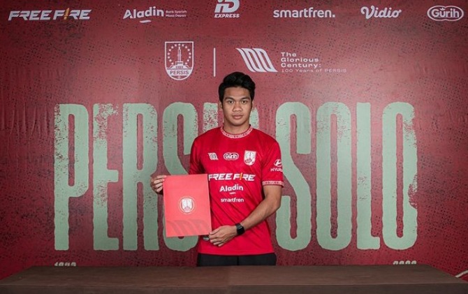 Samuel Christianson Simanjuntak resmi tanda tangani kontrak dengan Persis Solo. (MANNISA/RADAR SOLO)