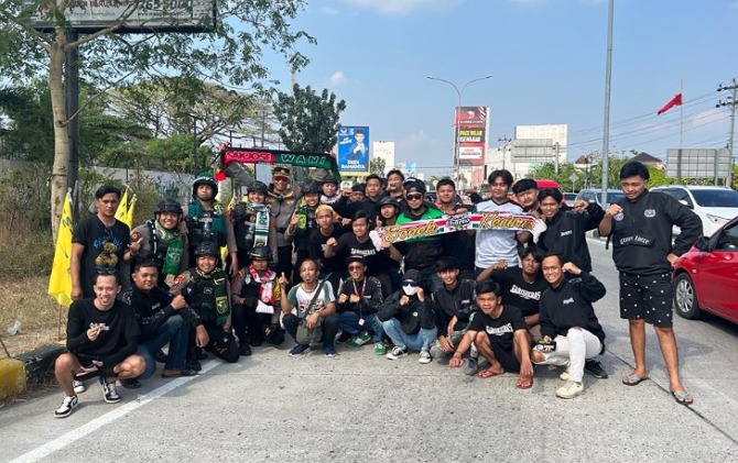 Suporter Persebaya Surabaya atau Bonek dipulangkan karena nekat masuk Solo jelang laga uji coba Persis vs Persebaya, Sabtu (24/6). (ANTONIUS C/RADAR SOLO)