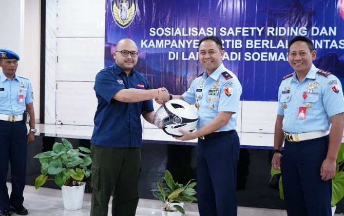 Safety Riding Department Astra Honda Motor Vickie Aryadiasa (kiri) bersama Komandan Lanud Adi Soemarmo Marsma Ridha Hermawan saat Sosialisasi Safety Riding dan Kampanye Tertib Berlalu Lintas.