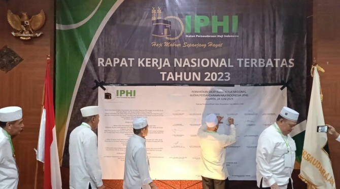Para Ketua PW IPHI se-Indonesia bergantian menandatangani Pernyataan Sikap bersama di Hotel Balairung Jakarta, Sabtu 24/6/2023. (DOK.PESERTA RAKERNAS TERBATAS)