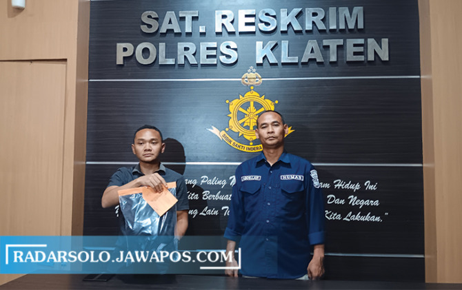 Kasatreskrim Polres Klaten AKP Lanang Teguh Pambudi saat memperlihatkan barang bukti berupa pakaian korban saat digunakan ketika latihan silat  di Mapolres Klaten. (ANGGA PURENDA/RADAR SOLO)