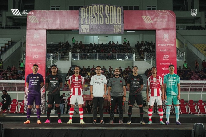 Skuad Persis Solo musim 2023/2024 saat di launching di Stadion Manahan, tadi malam. (PERSIS SOLO OFFICIAL)