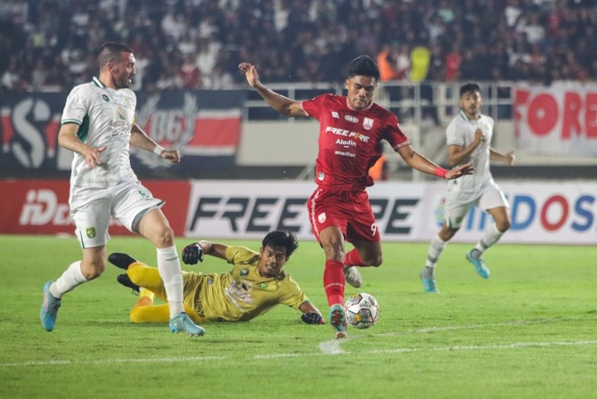 Pertandingan Persis Solo melawan Persebaya Surabaya di Stadion Manahan, Sabtu malam (24/6). (M. IHSAN/RADAR SOLO)