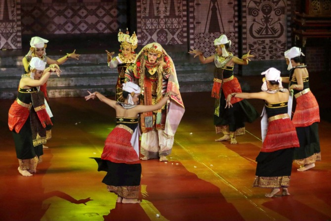 EPIC: Sejumlah sekuel dalam pertunjukan Sudamala: Dari Epilog Calonarang yang tersaji di Pura Mangkunegaran, Jumat malam (23/6), melibatkan sekira 402 orang. (M. IHSAN/RADAR SOLO)