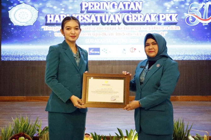 Ketua TP PKK Kota Surakarta Selvi meluncurkan aplikasi E-SIAP, kemarin. (DOK. HUMAS PEMKOT SURAKARTA)