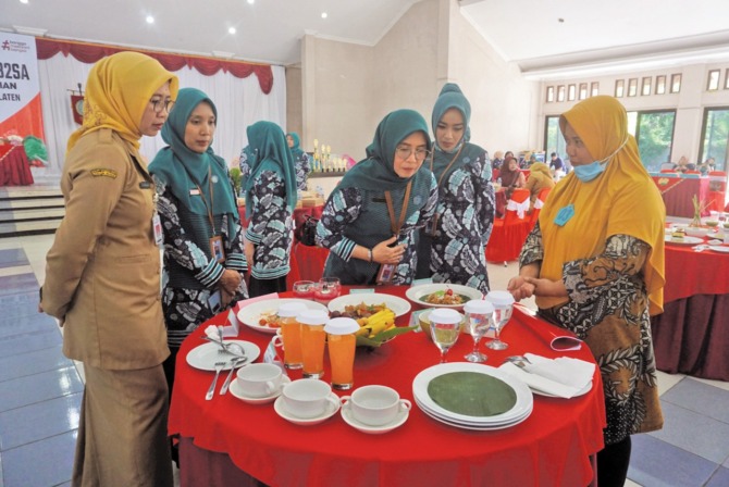 BANYAK PILIHAN: Kepala DKPP Klaten Widiyanti (kiri) bersama Ketua TP PKK Klaten melihat olahan pangan lokal beragam, bergizi, seimbang dan aman (B2SA). (ANGGA PURENDA/RADAR SOLO)