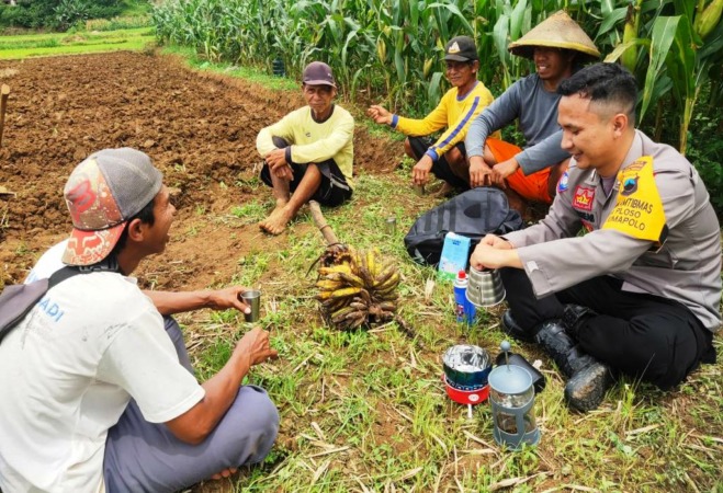 AKRAB: Bhabhinkamtibmas Polsek Jumapolo, Brigadir Andreas Damar Utomo saat ngopi bareng petani di wilayah tugasnya. (RUDI HARTONO/RADAR SOLO)