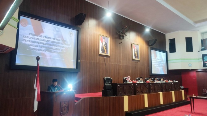BERI SARAN: DPRD Sragen berdialog dengan perwakilan OPD. (AHMAD KHAIRUDIN/RADAR SOLO)