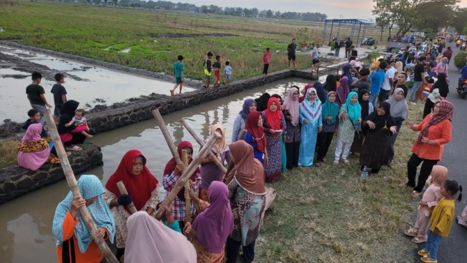 RAMAI: Event budaya yang digelar di persawahan kampung Klurahan, Kelurahan Sukoharjo, Kecamatan/Kabupaten Sukoharjo. (IWAN KAWUL/RADAR SOLO)