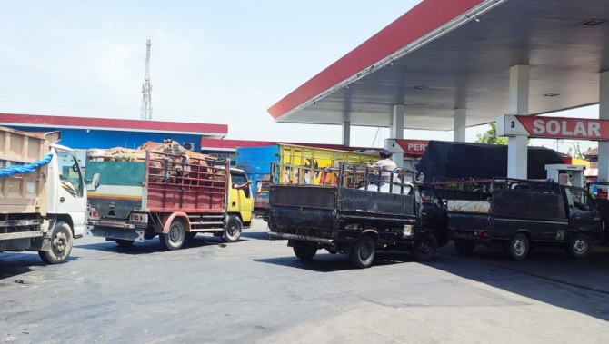 PENYESUAIAN: Kendaraan besar antre membeli BBM jenis solar di SPBU milik Pemkab Sragen, kemarin. Aturan baru diterapkan dalam pembelian jenis ini. (AHMAD KHAIRUDIN/RADAR SOLO)