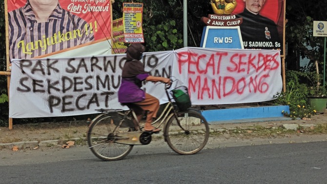 ASPIRASI: Sejumlah spanduk yang terpasang di Jalan Raya Trucuk-Pedan di Desa Mandong, Kecamatan Trucuk, kemarin. (ANGGA PURENDA/RADAR SOLO)