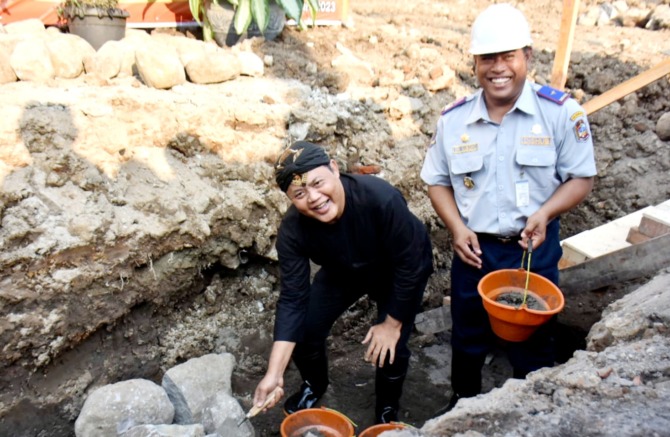 GENJOT INFRASTRUKTUR: Bupati Karanganyar Juliyatmono saat peletakan batu pertama pembangunan kantor dishub, kemarin. (RUDI HARTONO/RADAR SOLO)