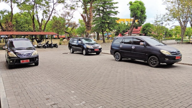 UNTUK KEDINASAN: Sejumlah mobil dinas yang terparkir di halaman Kantor Pemkab Klaten. (ANGGA PURENDA/RADAR SOLO)