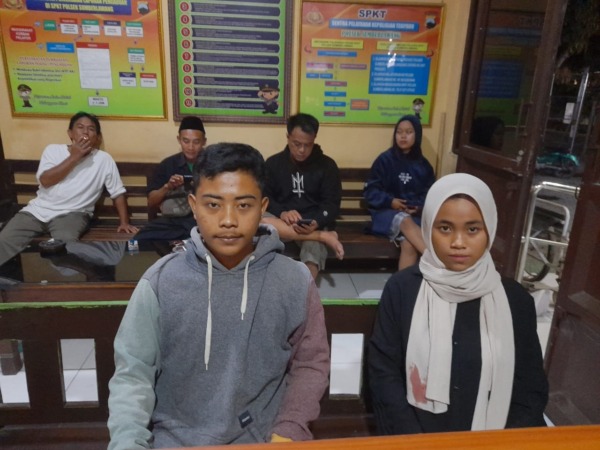 TENANG: Pemuda yang jadi korban pembacokan dimintai keterangan oleh polisi. (AHMAD KHAIRUDIN/RADAR SOLO)