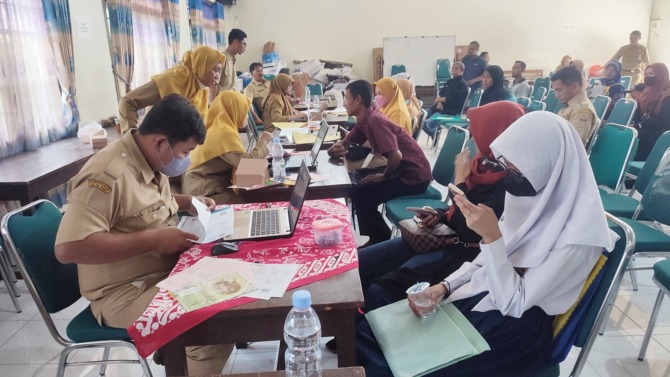 JADI JUJUGAN: Posko aduan PPDB bagi orang tua siswa di Disdikbud Sragen, kemarin. (AHMAD KHAIRUDIN/RADAR SOLO)