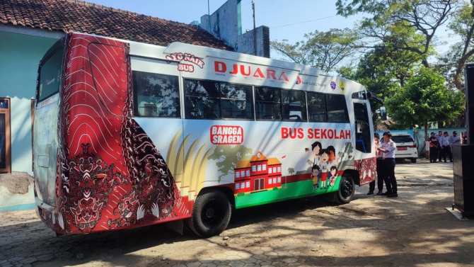 YANG PERTAMA: Bus sekolah melayani rute Sambungmacan-Sragen kota diluncurkan, kemarin (26/6/2023). (AHMAD KHAIRUDIN/RADAR SOLO)