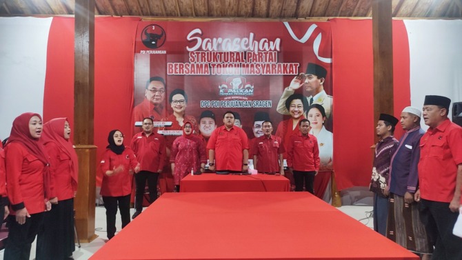 SLUP-SLUPAN: DPC PDI P Sragen tempati kantor baru. (AHMAD KHAIRUDIN/RADAR SOLO)