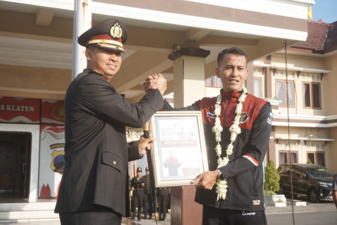 TAMBAH SEMANGAT: Khoirudin Mustakim menerima penghargaan dari Kapolres Klaten AKBP Warsono, Kamis (1/6/2023). (ANGGA PURENDA/RADAR SOLO)
