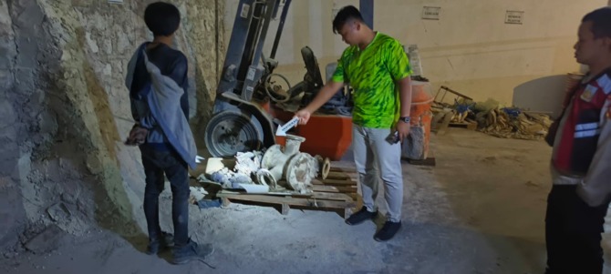 OLAH TKP: Mesin pabrik di Banyurip, Jenar yang diambil pencuri. (AHMAD KHAIRUDIN/RADAR SOLO)