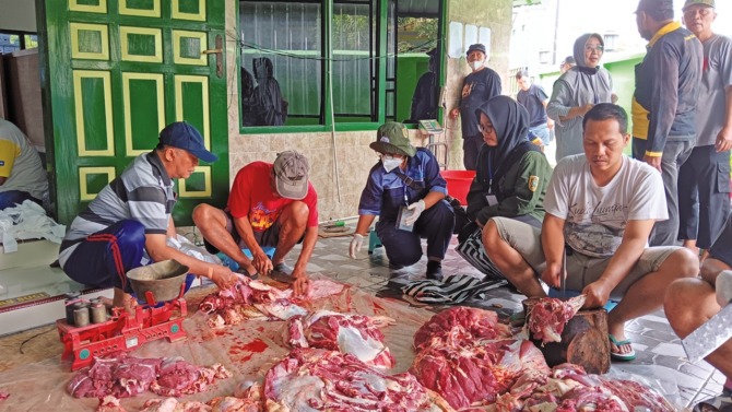 DIPANTAU: Penyembelihan hewan kurban di Kelurahan Gergunung, Kecamatan Klaten Utara, kemarin. (ANGGA PURENDA/RADAR SOLO)