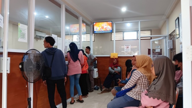 DEMI ANAK: Warga yang sedang mengajukan permohonan surat keterangan DTKS di Kantor Dissos P3APPKB Klaten, Selasa (13/6/2023). Surat tersebut untuk keperluan PPDB. (