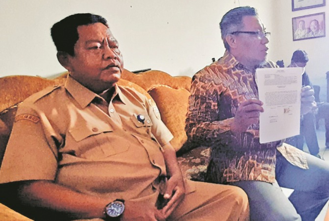 IRONIS: Kades Gedongan Tri Wiyono (kiri) saat audiensi dengan warga. (RUDI HARTONO/RADAR SOLO)