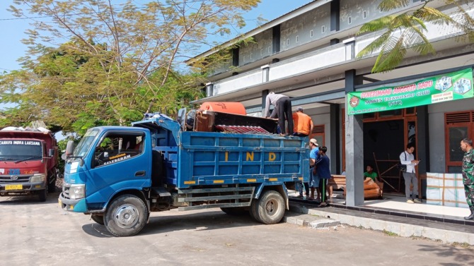 BERHARGA: Pemindahan perabotan milik warga Desa Pepe yang terdampak tol. (ANGGA PURENDA/RADAR SOLO)