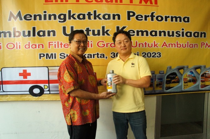 Managing Director Bahana Nusa Lubrindo Taeck Soo Jang (kanan) secara simbolis serahkan bantuan oli kepada sekretaris sekaligus CEO PMI Surakarta Sumartono Hadinoto, Selasa (30/5). (ist)