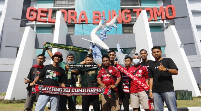 BERSAHABAT: Suporter pendukung Persis Solo dan Persebaya Surabaya di Stadion Gelora Bung Tomo, tahun lalu. (ANGGER BONDAN/JAWA POS)