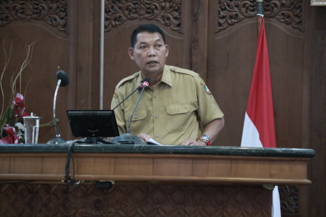 Wakil Wali Kota Surakarta Teguh Prakosa saat menyampaikan pengantar nota keuangan Wali Kota Surakarta atas rancangan peraturan daerah tentang Pertanggungjawaban Pelaksanaan Anggaran Pendapatan dan Belanja Daerah (P2APBD) Kota Surakarta TA 2022 di DPRD Kot