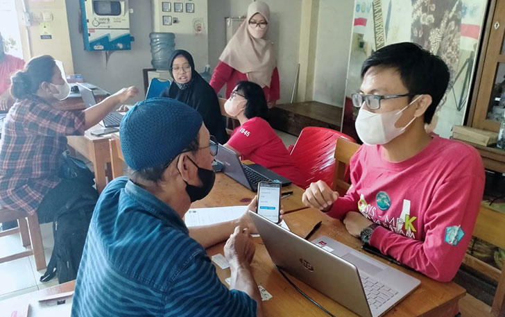 Pengurusan berkas PPDB di SMPN 27 Surakarta yang lokasi sekolahnya berbatasan dengan Sukoharjo. (SEPTIAN REFVINDA/RADAR SOLO)