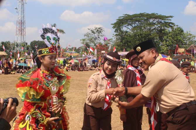 Penyarahan piala kepada para juara Jamcab SD/MI ke-XXI oleh Ketua Kwarcab Boyolali Sipana belum lama ini. (RAGIL LISTIYO/RADAR SOLO)