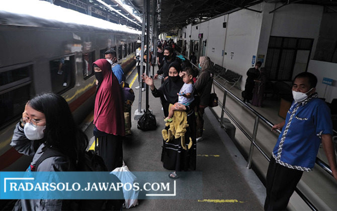 Penumpang bersiap memasuki kereta api di Stasiun Solo Balapan belum lama ini.
