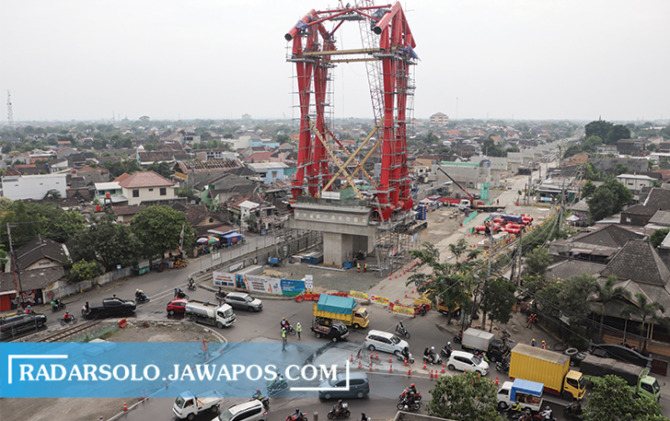 Perkembangan terbaru pembangunan rel layang simpang Joglo, Kamis (15/6/2023). Progres pekerjaan proyek senilai Rp 980 miliar itu telah mencapai 76 persen pekerjaan. (M. IHSAN/RADAR SOLO)