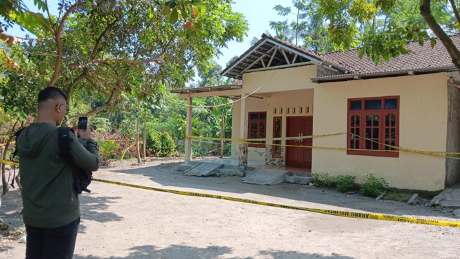 DIBERI POLICE LINE: Rumah di Dusun Dumung, Desa Nangsri, Kecamatan Manisrenggo yang menjadi saksi bisu peristiwa pembunuhan disertai mutilasi. (ANGGA PURENDA/RADAR SOLO)