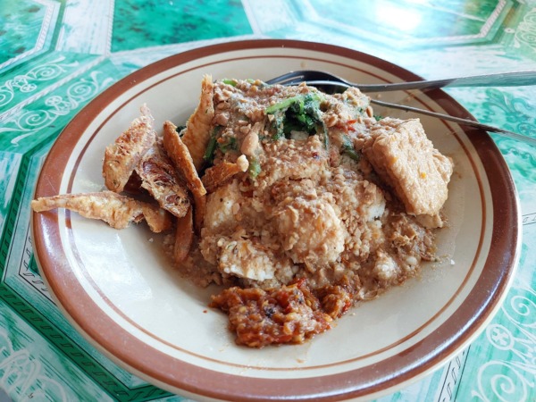 YUMMY: Nasi jagung sambal tumpang yang bisa jadi opsi untuk makanan rendah kalori ini bisa ditemui di Dusun Sidodadi, Desa Kiringan, Kecamatan Boyolali. (RAGIL LISTIYO/RADAR SOLO)