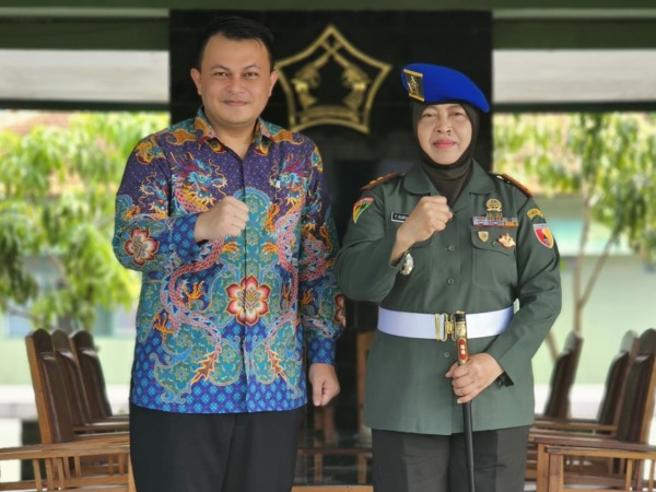Dandenpom V/1 Madiun Letkol CPM (K) Turmuji Suryaningsih bersama Setiawan, pendiri komunitas AD 1 PM dalam giat silaturahmi di Madenpom V/1 Madiun, Selasa (13/6/2023). (DOK.AD 1 PM)