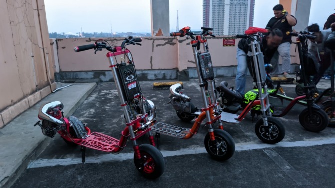Solo Grand Mall menjadi tuan rumah fun gathering Komunitas Scooter Engine di lantai 5 (rooftop) mal setempat, Jumat (16/6/2023). (DOK.SOLO GRAND MALL)