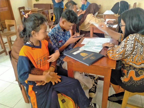 BANYAK PEMINAT: Suasana di posko pendaftaran peserta didik baru (PPDB) SMAN 9 Solo, yang disesaki orang tua dan calon peserta didik baru yang ingin mendaftar sekolah, Jumat (16/6/2023). (SEPTIAN REFVINDA/RADAR SOLO)