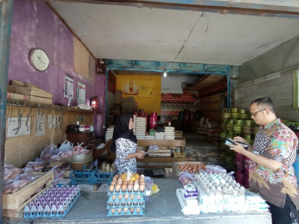 Transaksi perdagangan di grosir dan eceran Inti Telur Bu Kinto kawasan Pasar Kota Wonogiri, Jumat (23/6/2023). (IWAN ADI LUHUNG/RADAR SOLO)