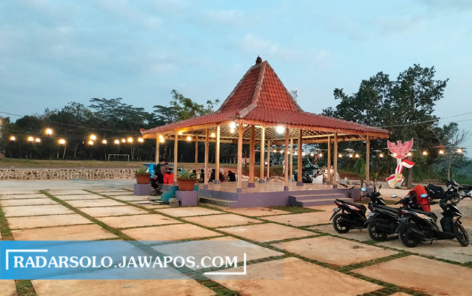 RUANG TERBUKA HIJAU: Joglo di tengah Taman Wijaya Pojok di Desa Pojok, Kecamatan Mojogedang, Karanganyar. (RUDI HARTONO/RADAR SOLO)