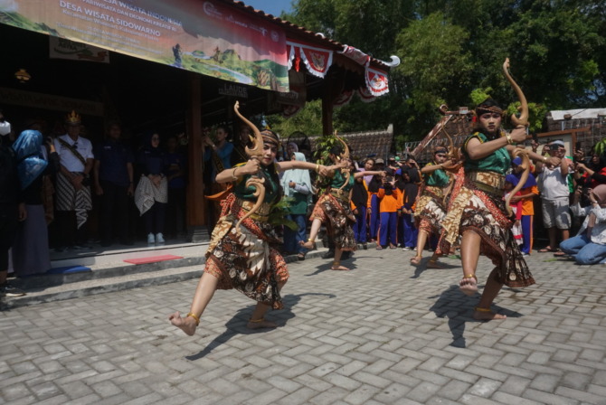 PAKAI BUSUR: Tari jemparingan yang dibawakan empat mahasiswa ISI Surakarta di Joglo Omah Wayang saat menyambut Menparekraf Sandiaga Uno, Minggu (4/6/2023). (ANGGA PURENDA/RADAR SOLO)