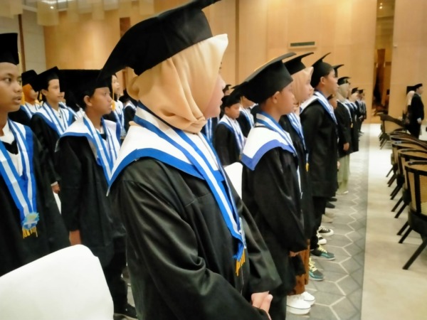 DIPERDEBATKAN: Ilustrasi wisuda siswa salah satu sekolah. (DOK. RADAR SOLO)