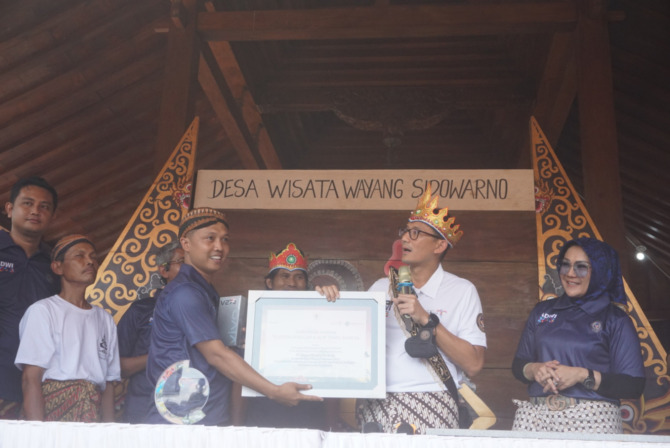 WISATA EDUKATIF: Menparekraf Sandiaga Uno memberikan penghargaan kepada Desa Wisata Wayang Sidowarno, Klaten yang masuk dalam 75 besar dalam ADWI 2023,  Minggu (4/6/2023). (ANGGA PURENDA/RADAR SOLO)