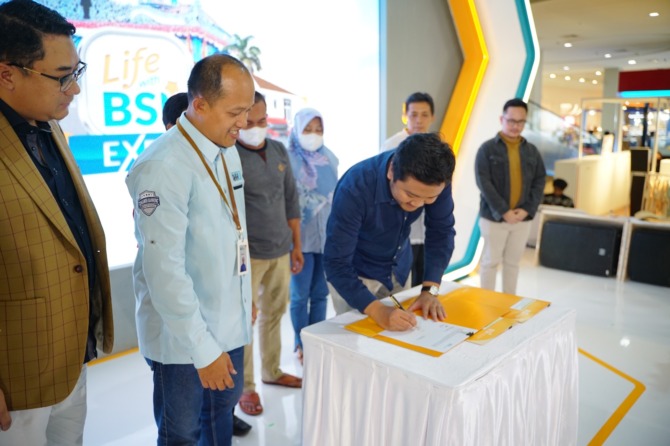 SVP Consumer Business 1 BSI Praka Mulia Agung (kiri pertama) saat menyaksikan simbolis penandatanganan pertama akad pembiayaan KPR Sejahtera FLPP oleh tiga guru Muhammadiyah pada acara Life With BSI di Paragon Mall Solo. (BSI FOR RADAR SOLO)
